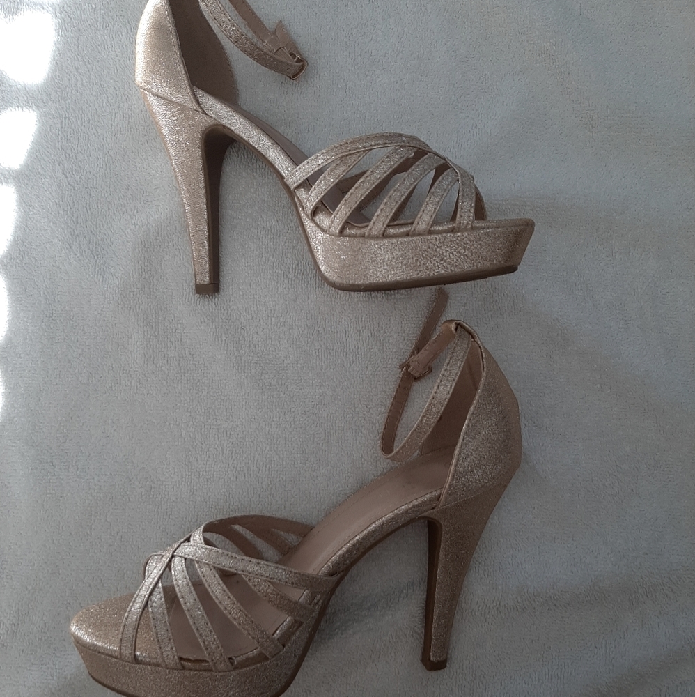 🥂Size 7 Top Moda Champagne heels🥂